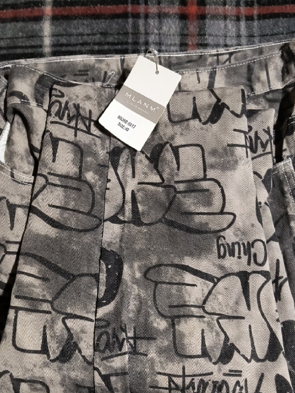 MLANM Men’s Relaxed Jeans in Grey with Black Graffiti Print